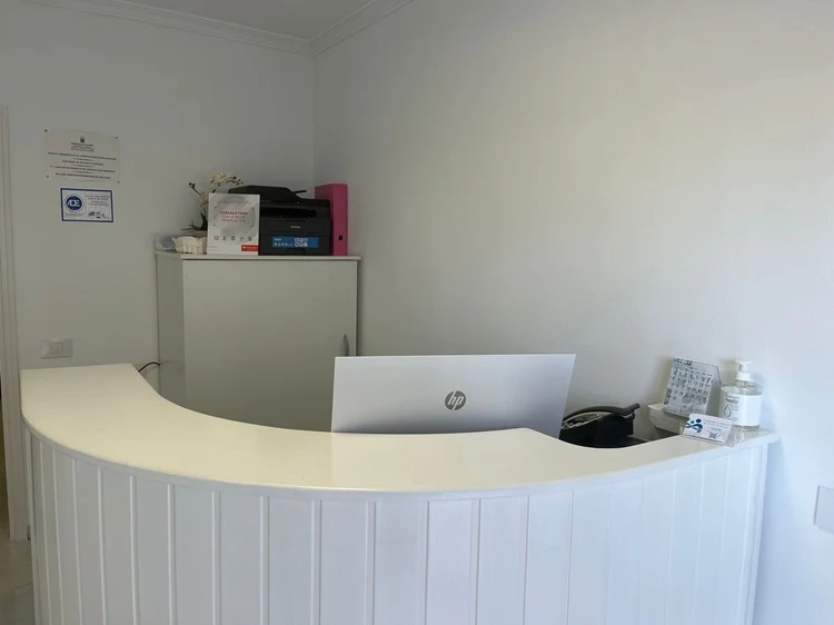 Recepción moderna de Clínica Dental La Paterna en Las Palmas de Gran Canaria